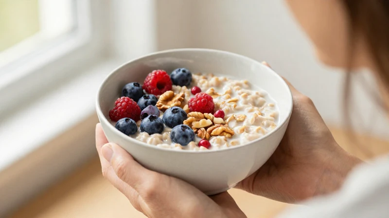 Mujer madura desayuna avena con frutos