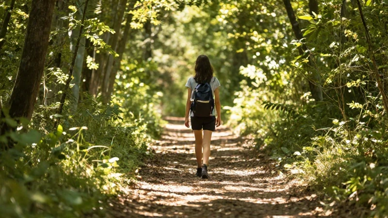 Mujer caminando en bosque dorado y tranquilo