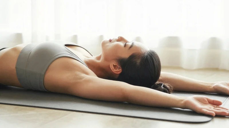 Mujer hace yoga en luz cálida