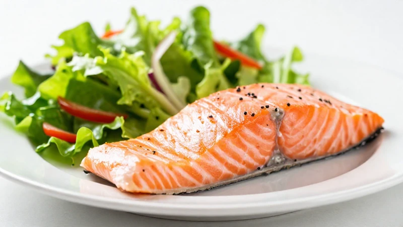Salmón fresco, ensalada verde, luz natural